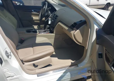 2010 Mercedes-Benz C 300 Luxury/Sport z USA, uszkodzony, nr VIN WDDGF5EB3AR089831